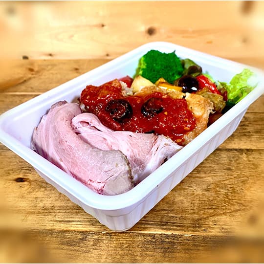 Dünn geschnittener Schweinebraten und gegrilltes Hähnchen mit Puttanesca-Sauce 